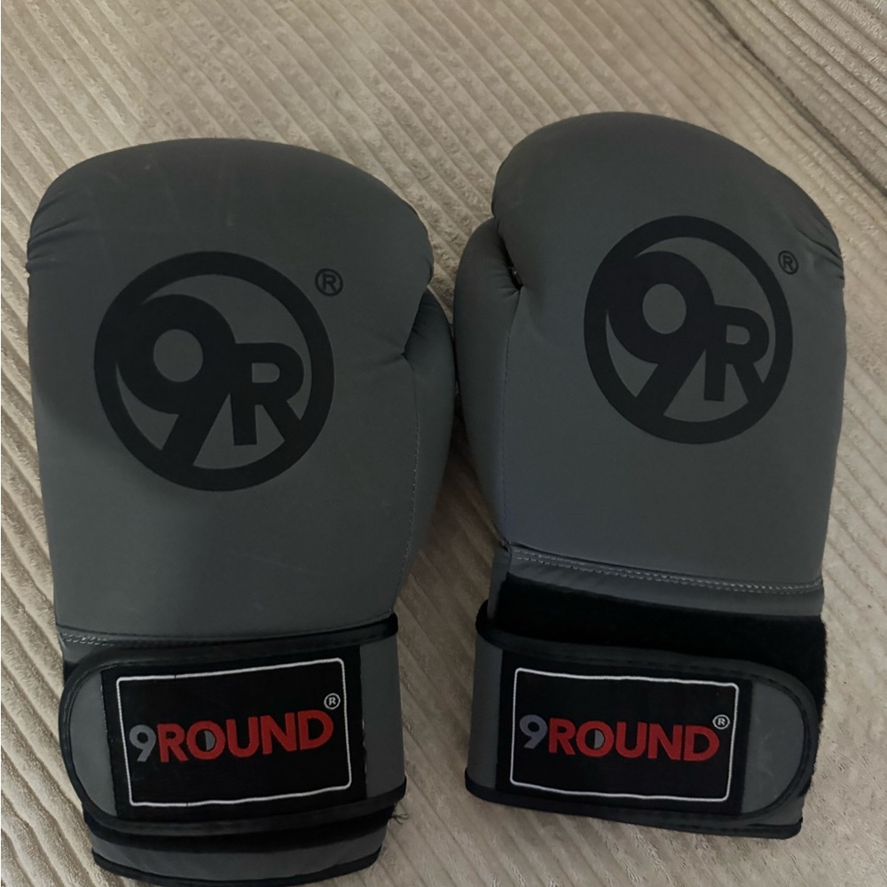 9Round Gray Boxing Gloves